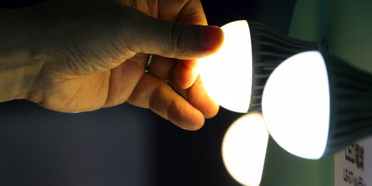 A iluminação é um fator que interfere diretamente nos custos de conta de luz e é um dos principais responsáveis pelos desperdícios. Por serem equipamentos utilizados constantemente, as lâmpadas representam 20% do consumo de energia elétrica. Pensando na economia e maior eficiência para os equipamentos, as tecnologias de iluminação avançaram e a utilização de lâmpadas de LED vem se tornando cada vez mais frequente para quem deseja reduzir as despesas com energia elétrica. O LED (Diodo Emissor de Luz) das lâmpadas faz com que ela trabalhe com maior eficiência, consumindo cerca de 85% menos energia que as lâmpadas fluorescentes. Medindo o consumo das lâmpadas