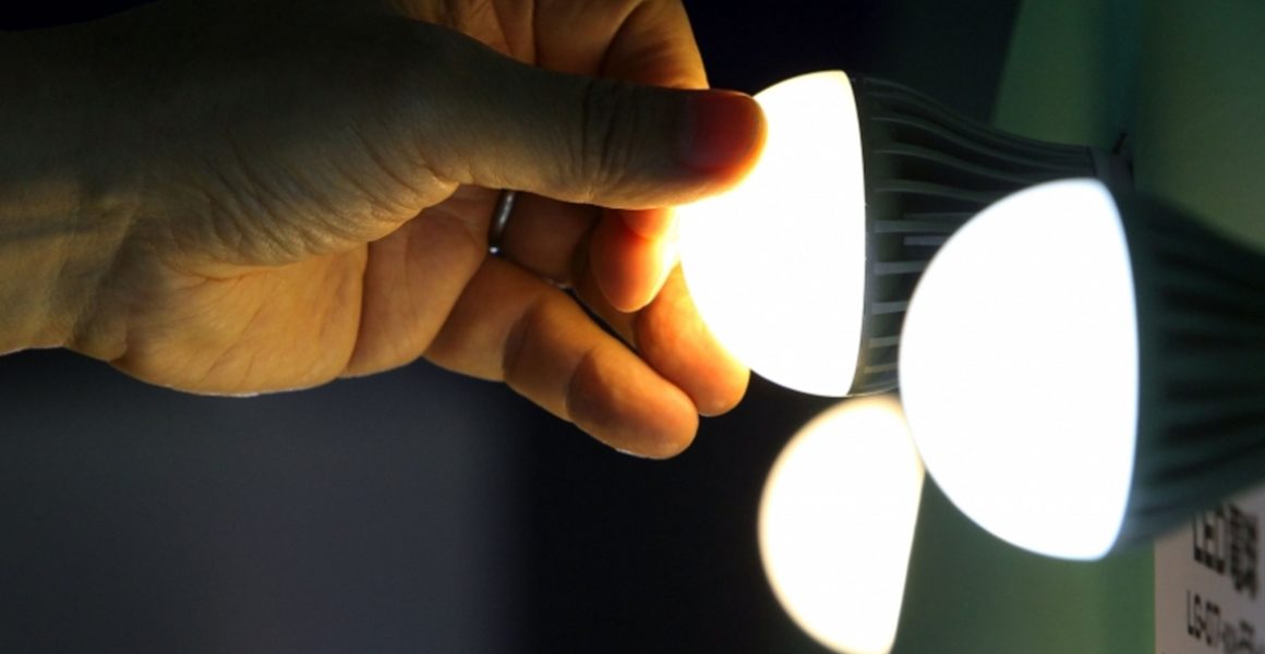 A iluminação é um fator que interfere diretamente nos custos de conta de luz e é um dos principais responsáveis pelos desperdícios. Por serem equipamentos utilizados constantemente, as lâmpadas representam 20% do consumo de energia elétrica. Pensando na economia e maior eficiência para os equipamentos, as tecnologias de iluminação avançaram e a utilização de lâmpadas de LED vem se tornando cada vez mais frequente para quem deseja reduzir as despesas com energia elétrica. O LED (Diodo Emissor de Luz) das lâmpadas faz com que ela trabalhe com maior eficiência, consumindo cerca de 85% menos energia que as lâmpadas fluorescentes. Medindo o consumo das lâmpadas